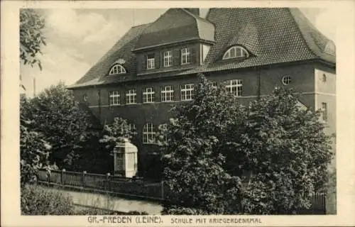 Ak Freden an der Leine Niedersachsen, Schule, Kriegerdenkmal