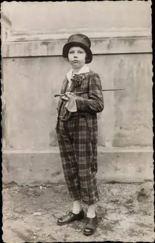 Foto Ak Kind in kariertem Anzug mit Hut und Gehstock