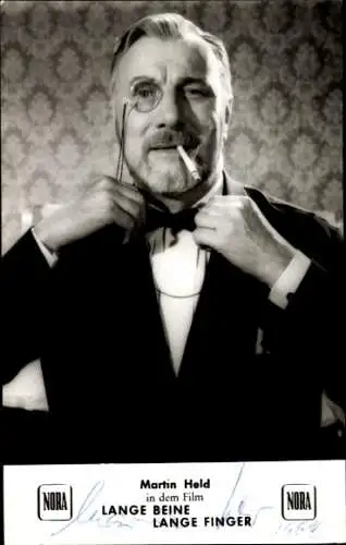 Foto Schauspieler Martin Held in Lange Beine Lange Finger, Portrait, Zigarette, Nora