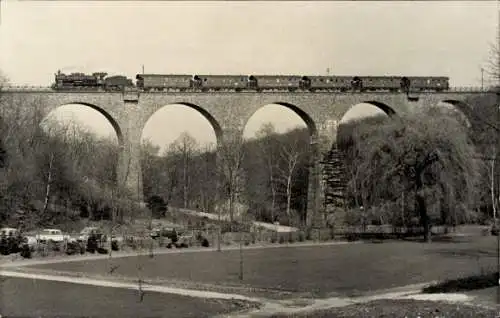 Foto Ak Deutsche Eisenbahn, Dampflok auf einer Brücke, Viadukt