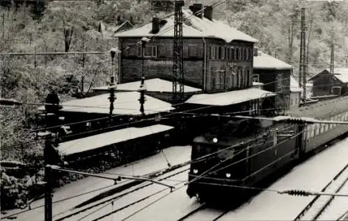 Foto Ak Heigenbrücken im Spessart Unterfranken, Deutsche Eisenbahn, Bahnhof, Gleisseite, Winter