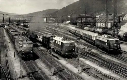Foto Ak Deutsche Eisenbahnen, Bahnhof, Gleisseite