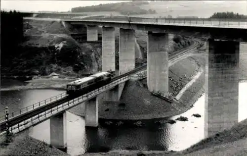 Ak Deutsche Eisenbahn auf einer Brücke
