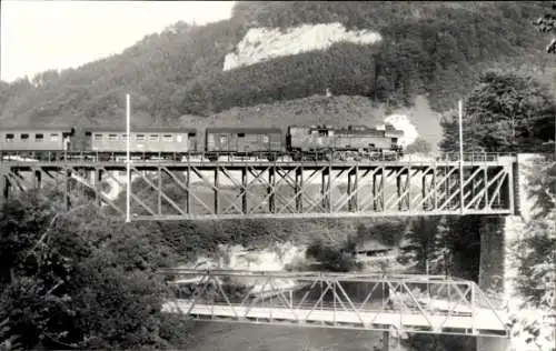 Foto Ak Deutsche Eisenbahn, Dampflok auf einer Brücke