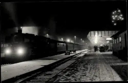 Foto Ak Deutsche Eisenbahn, Nachtansicht, Bahnhof, Gleisseite