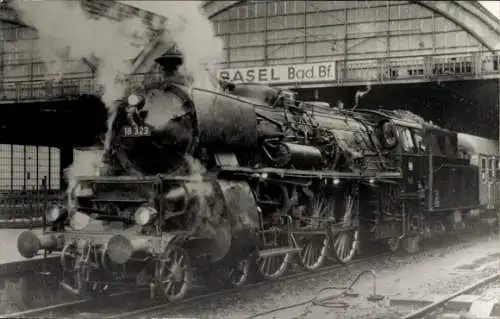 Foto Ak Bâle Basel Stadt Schweiz, Schweizer Eisenbahn, Dampflok 18 323, Bahnhof