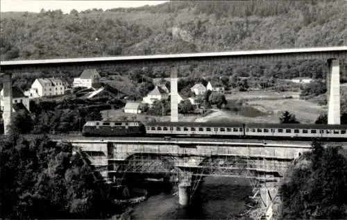 Foto Ak Deutsche Eisenbahn, Personenzug auf einer Brücke
