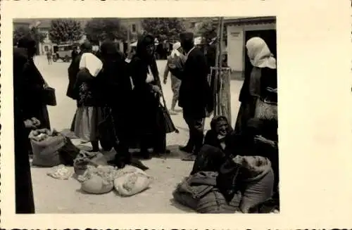 Ak Montenegro, Crnogorska nosnja, Frauen in Trachten auf einem Marktplatz