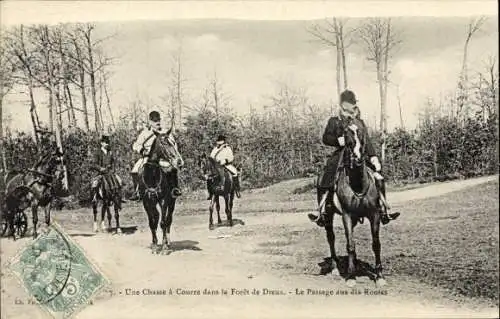Ak Jagd im Wald von Dreux, Jagdgesellschaft, Reiter, Wegkreuzung