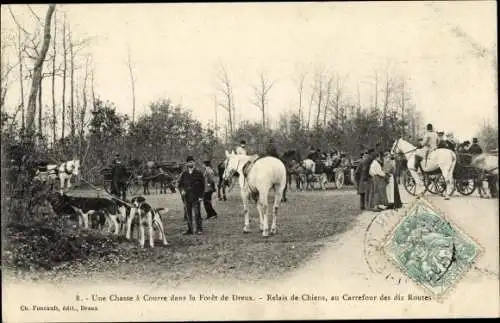 Ak Jagd im Wald von Dreux, Jagdgesellschaft, Wegkreuzung, Kutschen, Hunde