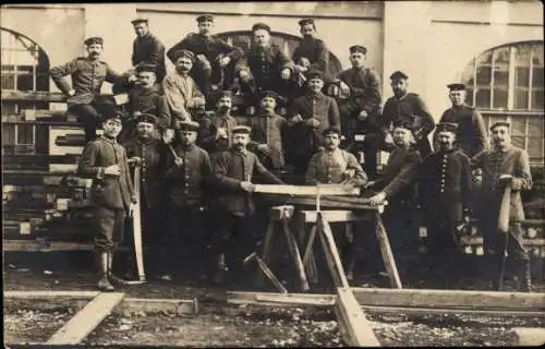 Foto Ak Deutsche Soldaten in Uniformen, Gruppenbild, Säge, Holz