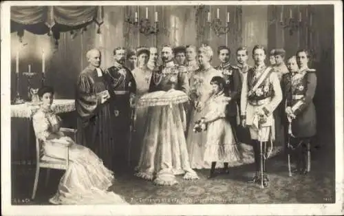 Künstler Ak Kaiserfamilie, Taufe des jüngsten Hohenzollern, Kaiser Wilhelm II, Kronprinz