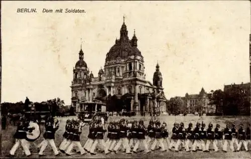 Ak Berlin Mitte, Blick auf den Dom, Aufmarsch, Soldaten, Parade, Kutsche