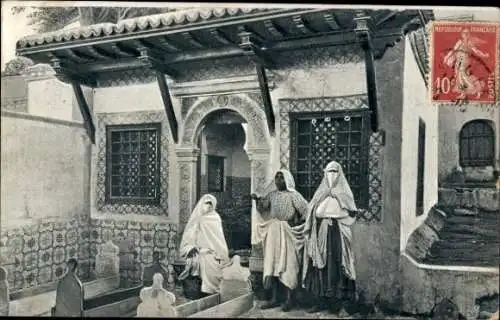 Ak Afrika, Maghreb, Gräber in einer Moschee, verschleierte Frauen