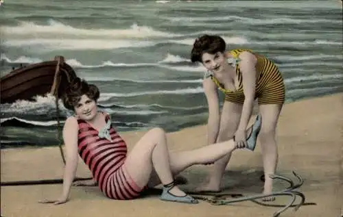 Ak Zwei Junge Frauen in Badekleidern am Strand, Beine, Brüste