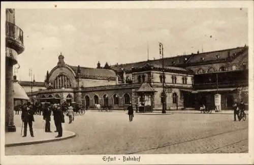 Ak Erfurt in Thüringen, Bahnhof, Passanten