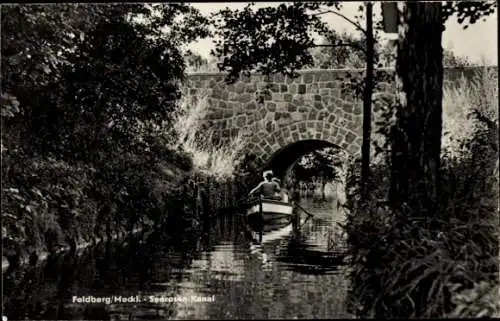 Ak Feldberg in Mecklenburg, Ruderboot auf dem Seerosenkanal, Brücke