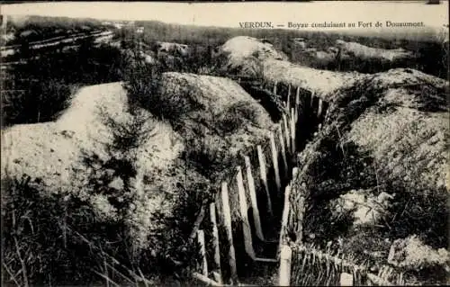 Ak Douaumont Lothringen Meuse, Graben zum Fort
