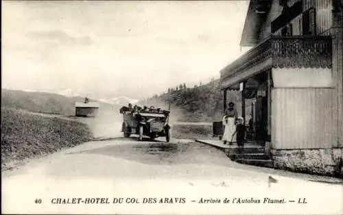 Ak Thônes Haute Savoie, Ankunft des Busses, Chalet Hotel du Col des Aravis