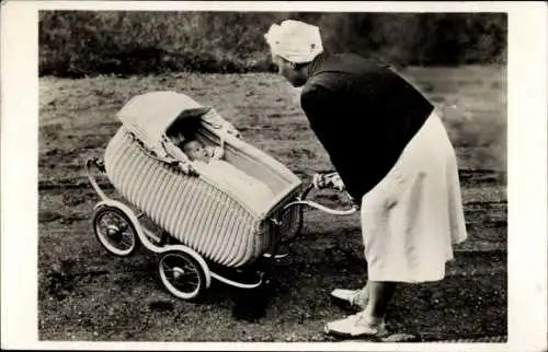 Ak Prinzessin Juliana der Niederlande, Prinzessin Beatrix im Kinderwagen, 1938
