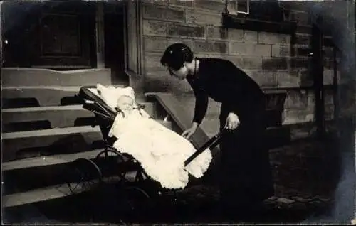 Foto Ak Frau mit Kind im Kinderwagen, Treppen