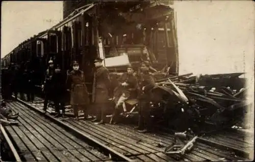 Foto Ak Verkehrsunfall, Eisenbahn, Bahnschienen, Schaffner, Soldaten
