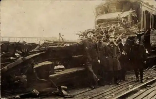 Foto Ak Verkehrsunfall, Eisenbahn, Bahnschienen, Schaffner, Soldaten
