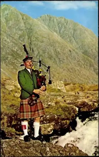 Ak Glen Coe Schottland, Mann in schottischer Tracht, Sackpfeife