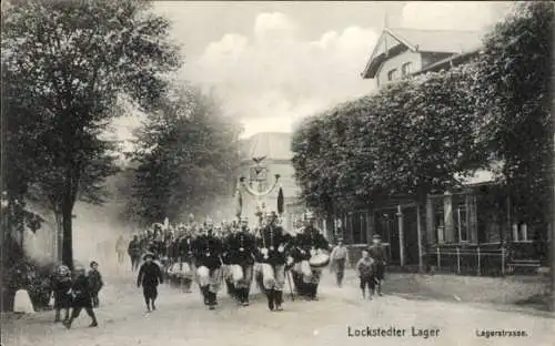 Ak Lockstedt in Holstein, Lockstedter Lager, Marschkapelle auf der Lagerstraße