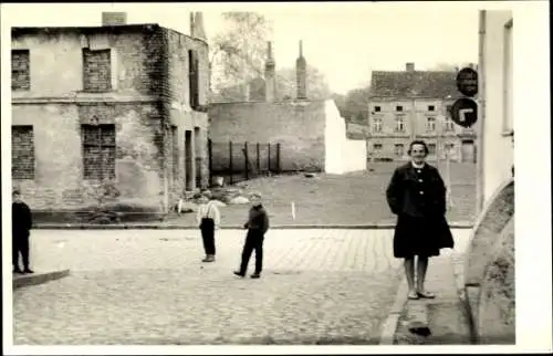Foto Ak Wąsosz Herrnstadt Schlesien, Straße, Anwohner, Jungen