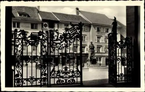 Ak Bad Säckingen am Hochrhein, Blick aus dem Domportal auf das Scheffel-Denkmal