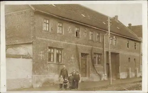 Foto Ak Schloßvippach in Thüringen, Familie vor einem Wohnhaus