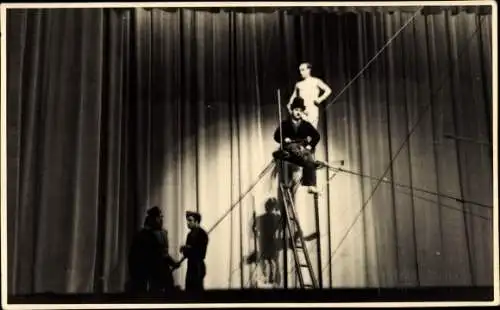 Foto Ak Schauspieler Charlie Chaplin als Hochseilartist