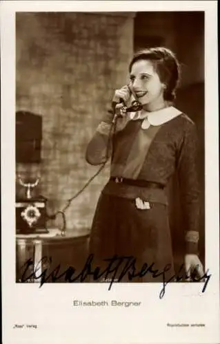Ak Schauspielerin Elisabeth Bergner, Portrait am Telefon, Ross Verlag 5659 1, Autogramm