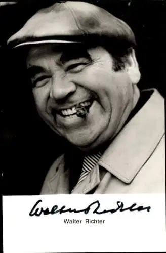 Ak Schauspieler Walter Richter, Portrait, Mütze, Zigarre, Autogramm