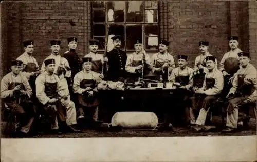 Foto Ak Deutsche Soldaten in Uniformen, Gruppenaufnahme