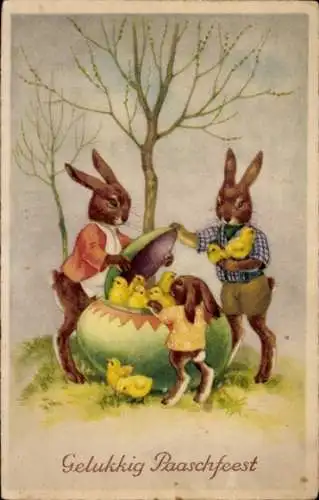 Ak Glückwunsch Ostern, Vermenschlichte Hsen, Küken in einem großen Ei