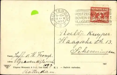 Ak Tierportrait, Zwei Katzen auf einem Fell sitzend