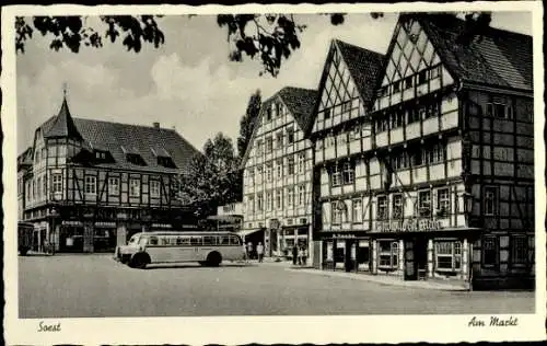 Ak Soest in Westfalen, Am Markt, Reisebus, Geschäft A . Raabe, Engelapotheke