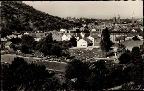 Ak Neustadt an der Weinstraße, Blick auf das Freibad, Panorama, Kirchturm