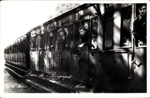 Ak Niederländische Eisenbahn, Niederländische Soldaten in Uniformen