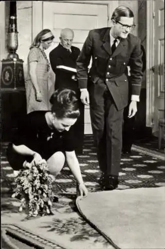 Ak Prinzessin Margriet mit Pieter van Vollenhoven, Teppich