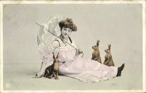 Ak Frau mit Sonnenschirm umgeben von Hasen