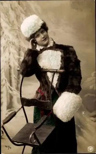 Ak Standportrait einer Frau im Wintermantel mit Hut