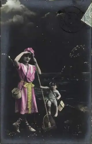 Ak Frau und Kind bei Nacht am Strand, Krabbenfischer
