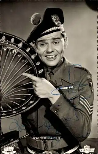Ak Schauspieler Walter Giller, Portrait, Autogramm, das Sonntagskind, Uniform