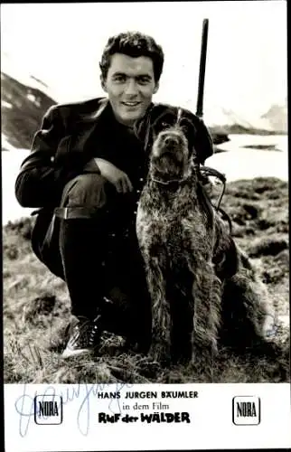 Ak Schauspieler Hans Jürgen Bäumler, Portrait, Autogramm, Hund, Ruf der Wälder, Eiskunstläufer