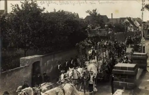 Foto Ak Taucha in Nordsachsen, Ortsfest, Straßenzug, Umzugswagen