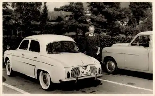 Foto Ak Renault Dauphine, Frau, Parkplatz