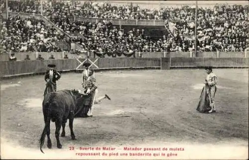 Ak Suerte de Matar, Matador passant de muleta repoussant du pied a flagerille qui le gene